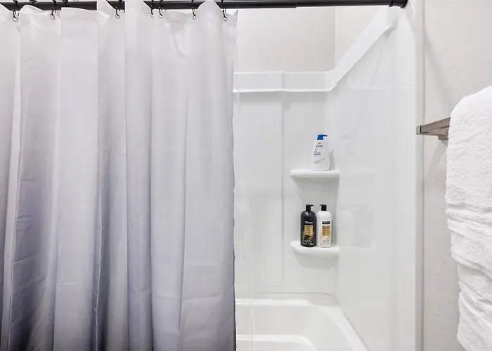 Stylish 2b2b Comfort Apartment Glendale